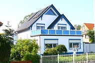 Frontansicht der Villa Seestern in Scharbeutz-Haffkrug - Die beiden Ferienwohnungen befinden sich im Erdgeschoss verfügen jedoch über Meerblick.